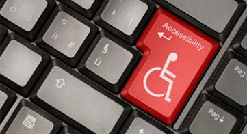 Tastiera di computer con un tasto rosso sui cui è scritto "accessibility" e c'è il logo della disabilità