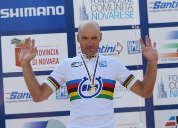 Michele Pittacolo, dopo avere vinto uno dei suoi numerosi titoli mondiali di paraciclismo (Omega/Riccardo Scanferla)
