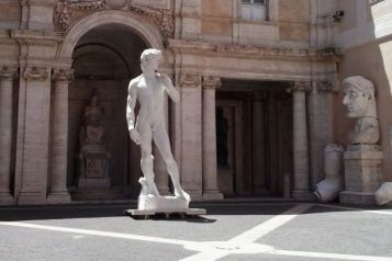 Riproduzione del "David" di Michelangelo alla mostra di Roma dedicata a Michelangelo, estate 2014