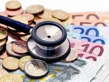 Stetoscopio sopra a tanti euro, in banconote e in monete