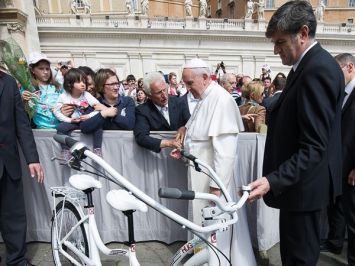 2 aprile 2014: consegna "HugBike®" a Papa Francesco