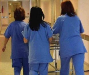Tre infermiere fotografate di spalle