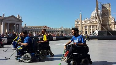 Esibizione di wheelchair hockey in Piazza San Pietro a Roma, 5 ottobre 2014