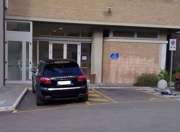 Auto parcheggiata abusivamente in un posto per disabili