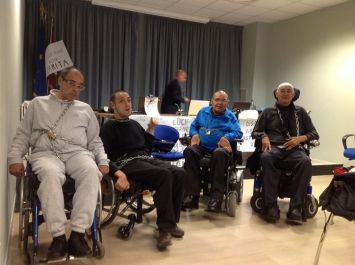 Persone con disabilità incatenate nella sede della Regione Abruzzo, dicembre 2014