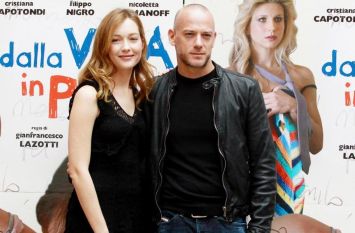 Cristiana Capotondi e Filippo Nigro davanti al manifesto del film "Dalla vita in poi"