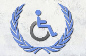 Logo disabilità su sfondo del logo ONU