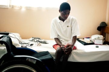 Giovane haitiano con disabilità causata dal terremoto del 2010 (foto di CBM Italia)