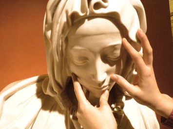 "Visione" tattile di una riproduzione della "Pietà" di Michelangelo al Museo Omero di Ancona