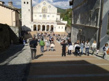 Turisti si recano al Duomo di Spoleto