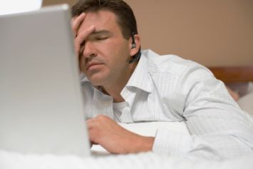 Uomo con espressione di sconforto davanti a un computer