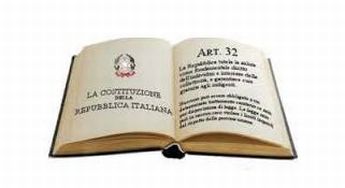 Libro aperto sull'articolo 32 della Costituzione