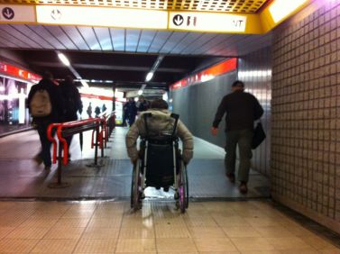 Persona con disabilità nella metropolitana di Milano