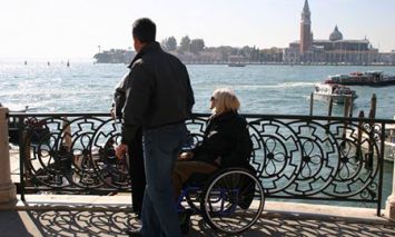 Donna con disabilità in vacanza a Venezia