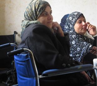 Donne palestinesi con disabilità (immagine tratta dalla rivista «Voice of Women»)