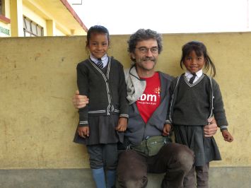 Silvio Soldini con due bimbe della Bethany School di Shillong in India