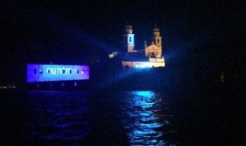 Venezia, Isola di San Servolo illuminata di blu per il 2 Aprile