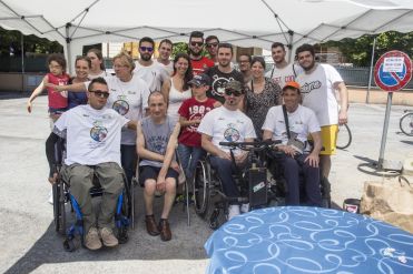 Foto di gruppo per l'APM (Associazione Paraplegici delle Marche), in occasione della pedalata solidale di San Michele al Fiume "Tutti in Bici"