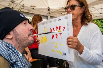 "Happy Hand 2014": William "Willy" Boselli dpinge con la bocca, durante l'iniziativa "Happy Art"