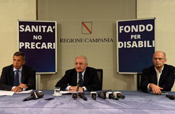 Luglio 2015: conferenza stampa di Vincenzo De Luca, che annuncia il ripristino del "Fondo per Disabili"