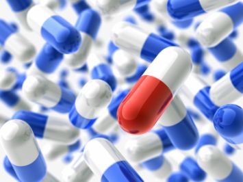 Farmaco bianco e rosso tra tanti altri farmaci bianchi e blu
