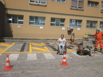 Claudio Ferrante davanti ai parcheggi per disabili dell'Ospedale di Pescara