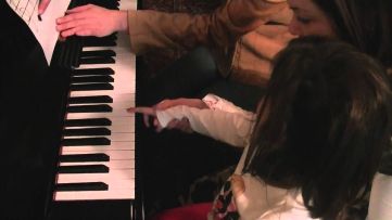 Bimba con autismo al pianoforte