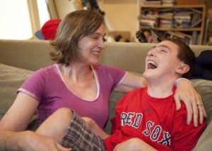 Madre-caregiver con il proprio figlio gravemente disabile