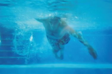 Persona che svolge ginnastica in acqua