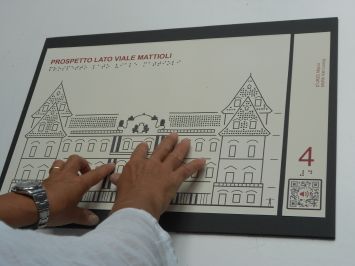 Tavola della mostra di Torino "Il disegno per le mani. Castello del Valentino in rilievo"