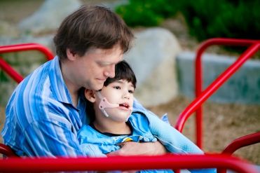 Caregiver familiare con il figlio gravemente disabile
