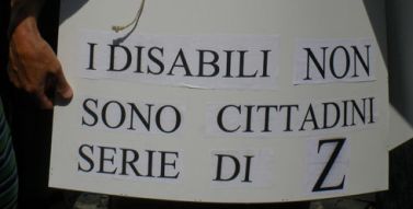 Cartello esposto a una manifestazione in Campania sui diritti delle persone con disabilità