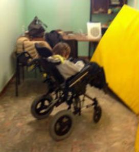 Bimbo con disabilità in una stanzetta da solo