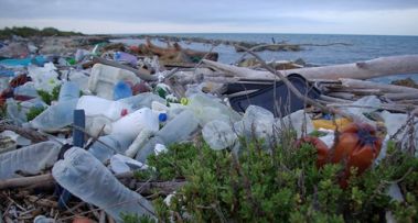 Spiaggia invasa da rifitui di plastica