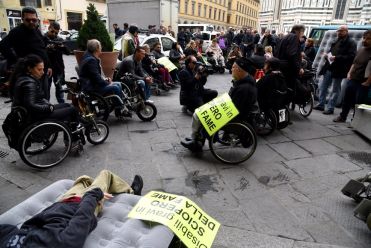 Manifestazione di protesta davanti alla sede della Regione Toscana, Firenze, 27 ottobre 2015