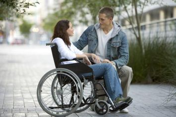 Giovane coppia, lei disabile in carrozzina, lui non disabile