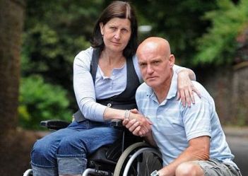 Donna con disabilità insieme al marito non disabile