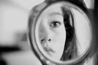 Foto in bianco e nero di donna allo specchio