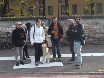 Delegazione dell'UICI di Reggio Emilia aila posa del nuovo percorso tattilo-plantare, novembre 2015
