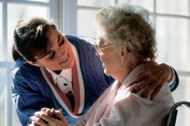Donna con malattia di Alzheimer e caregiver