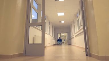 Persona in carrozzina in un corridoio di ospedale