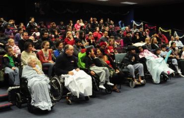 Sala cinematografica piena di persone con e senza disabilità 