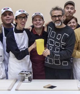 Lo chef stellato Massimo Bottura, con le persone del "Tortellante"