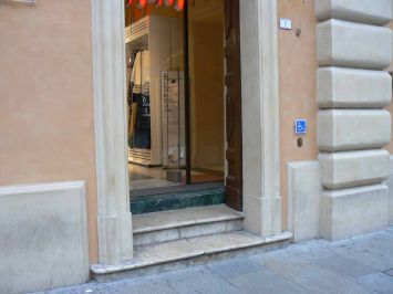 Reggio Emilia: ingresso a un negozio "a visitabilità condizionata"