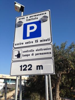 Cartello che indica l'area a sosta limitata presso l'Aeroporto di Palermo