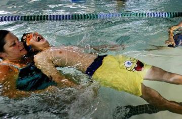 Ragazzo con autismo impegnato in piscina