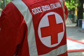 Volontario della Croce Rossa Italiana fotografato di spalle