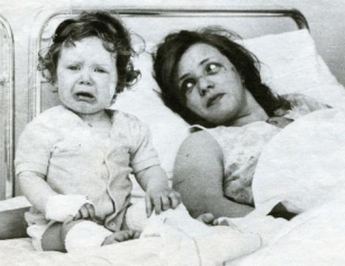 Laura Sandruvi e la mamma in ospedale, dopo il terremoto in Friuli Venezia Giulia del 6 maggio 1976