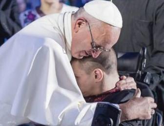 Papa Francesco abbraccia una persona con disabilità, "Giubileo degli Ammalati e delle Persone Disabili", giugno 2016