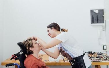 Martina Tarlazzi trucca una donna con disabilità (foto di Michela Benaglia)